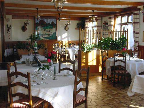 Hotel Restaurant Le Gruyerien Morlon Restaurang bild
